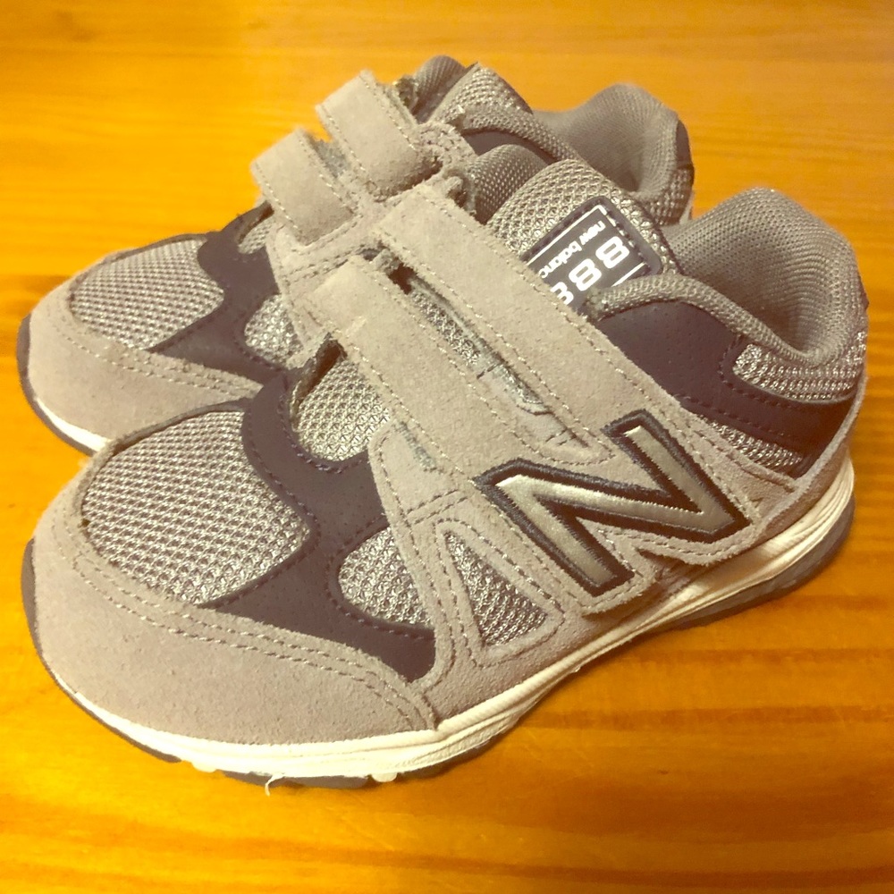 New Balance tennis shoes